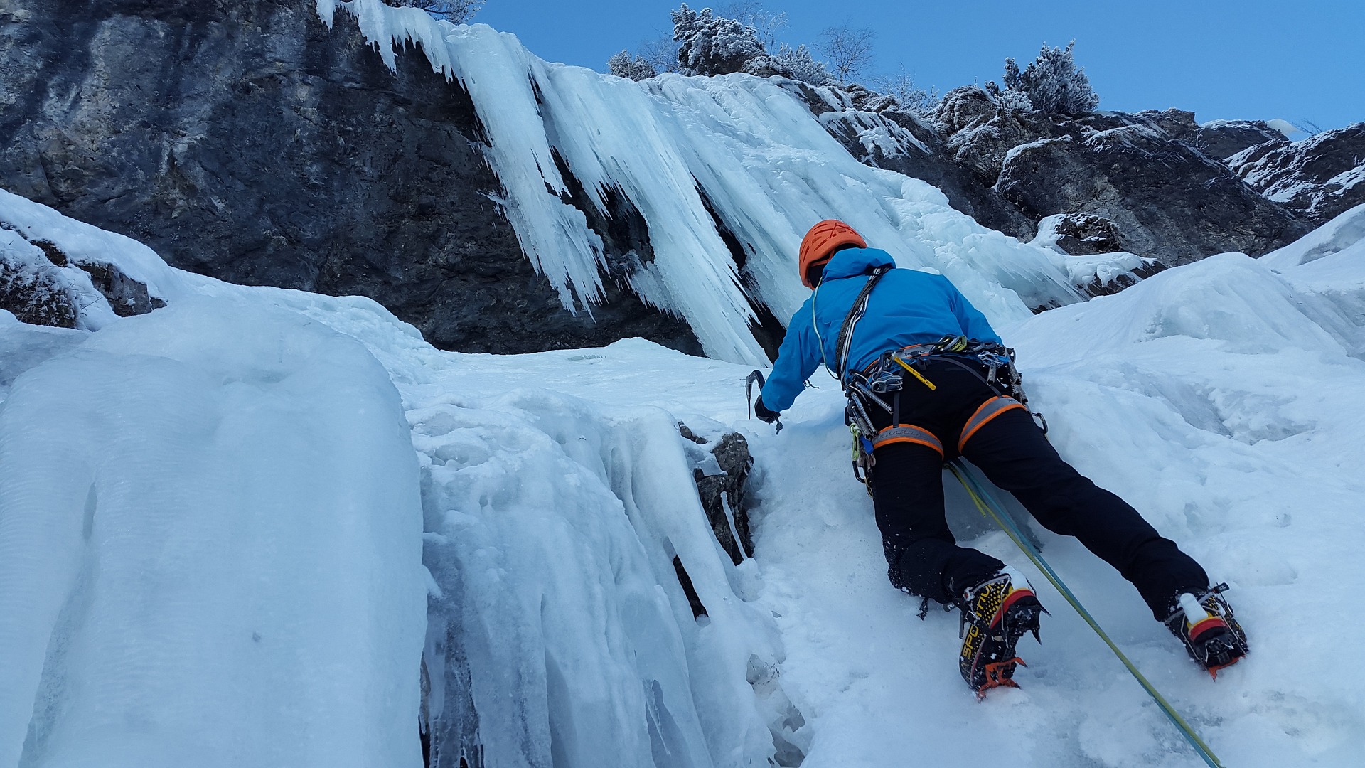 Homme qui escalade de la glace