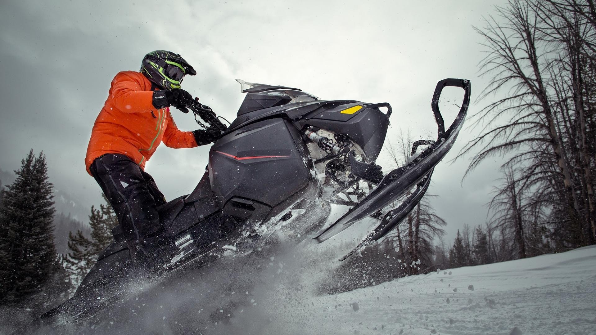 Homme qui fait de la moto neige